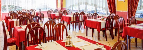 Hotel malacky – reštaurácia s historickým obrazom o Malackách